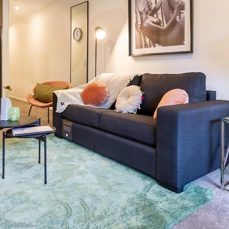 Cozy 1-Bed Apartment With Park Views, Sleeps 4 Christchurch Bagian luar foto