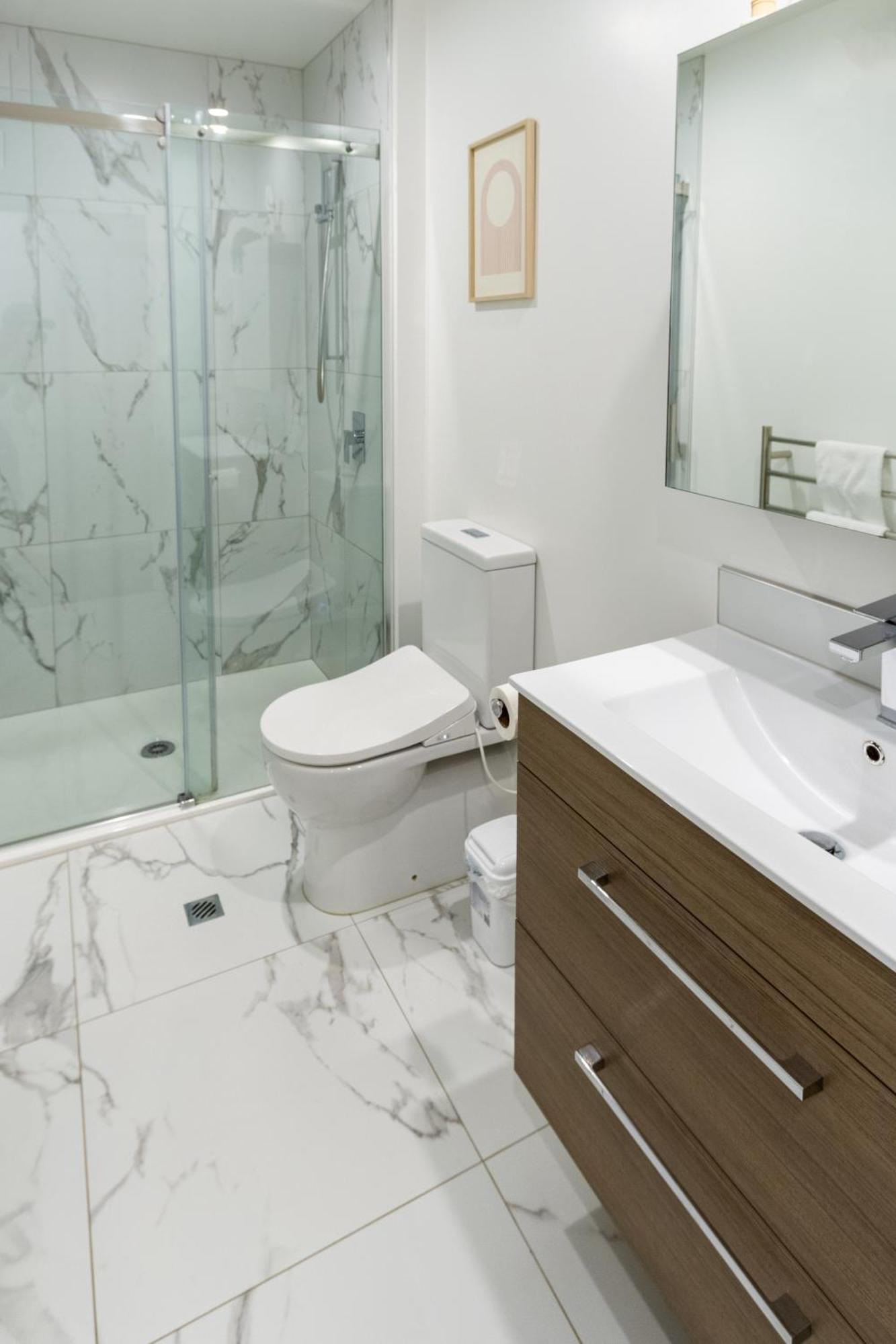 Cozy 1-Bed Apartment With Park Views, Sleeps 4 Christchurch Bagian luar foto