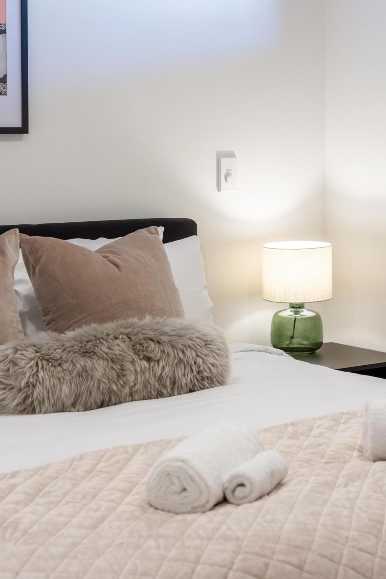 Cozy 1-Bed Apartment With Park Views, Sleeps 4 Christchurch Bagian luar foto