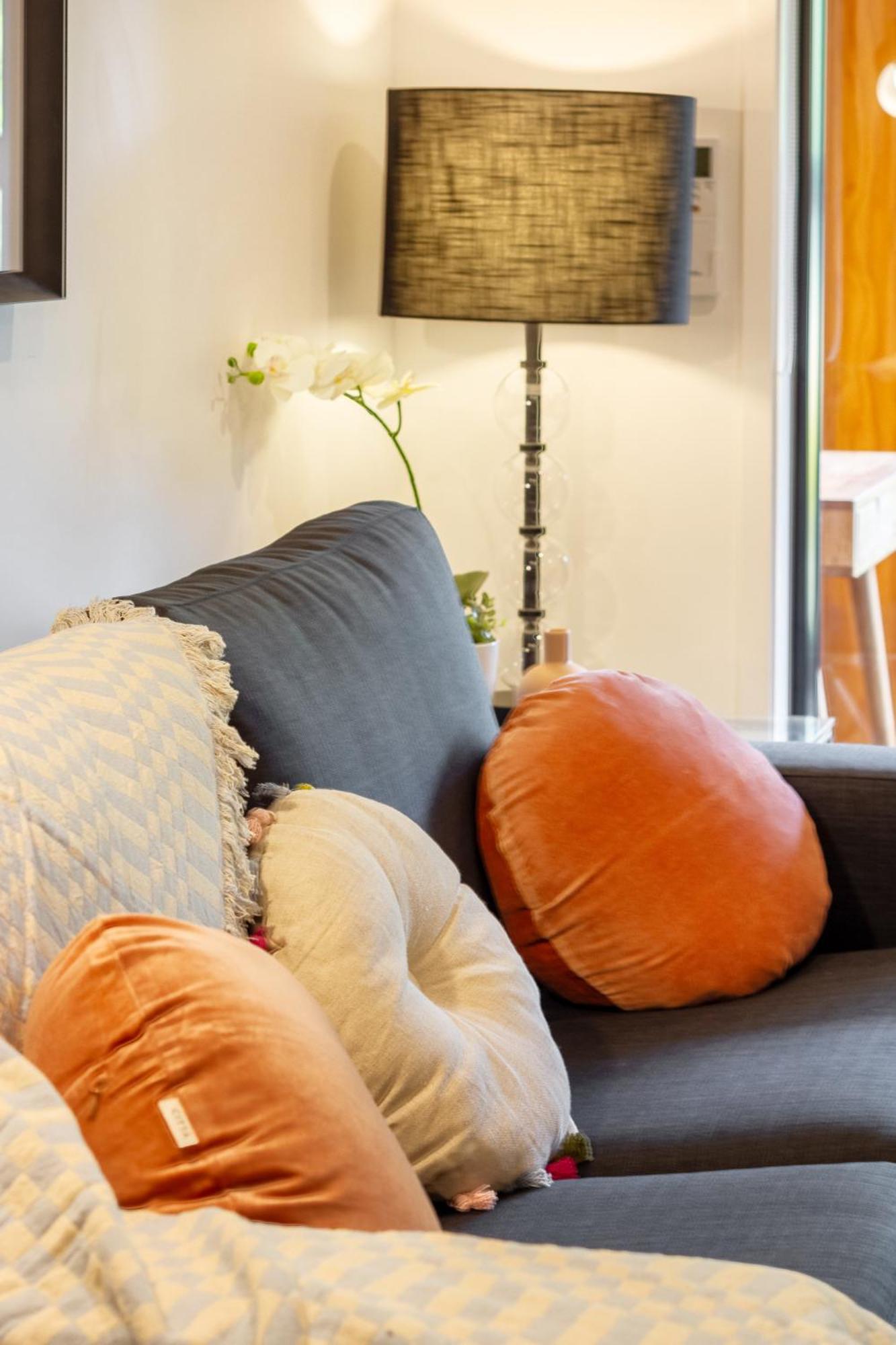 Cozy 1-Bed Apartment With Park Views, Sleeps 4 Christchurch Bagian luar foto