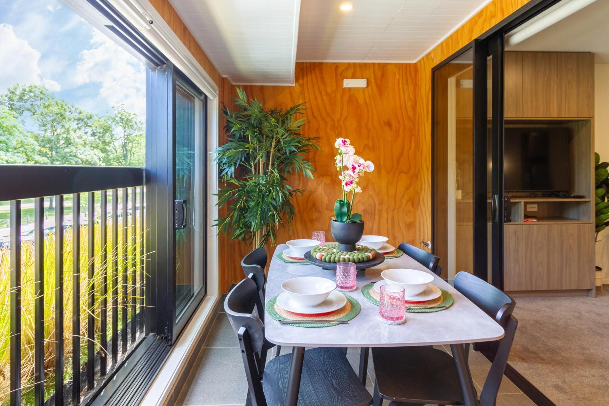 Cozy 1-Bed Apartment With Park Views, Sleeps 4 Christchurch Bagian luar foto