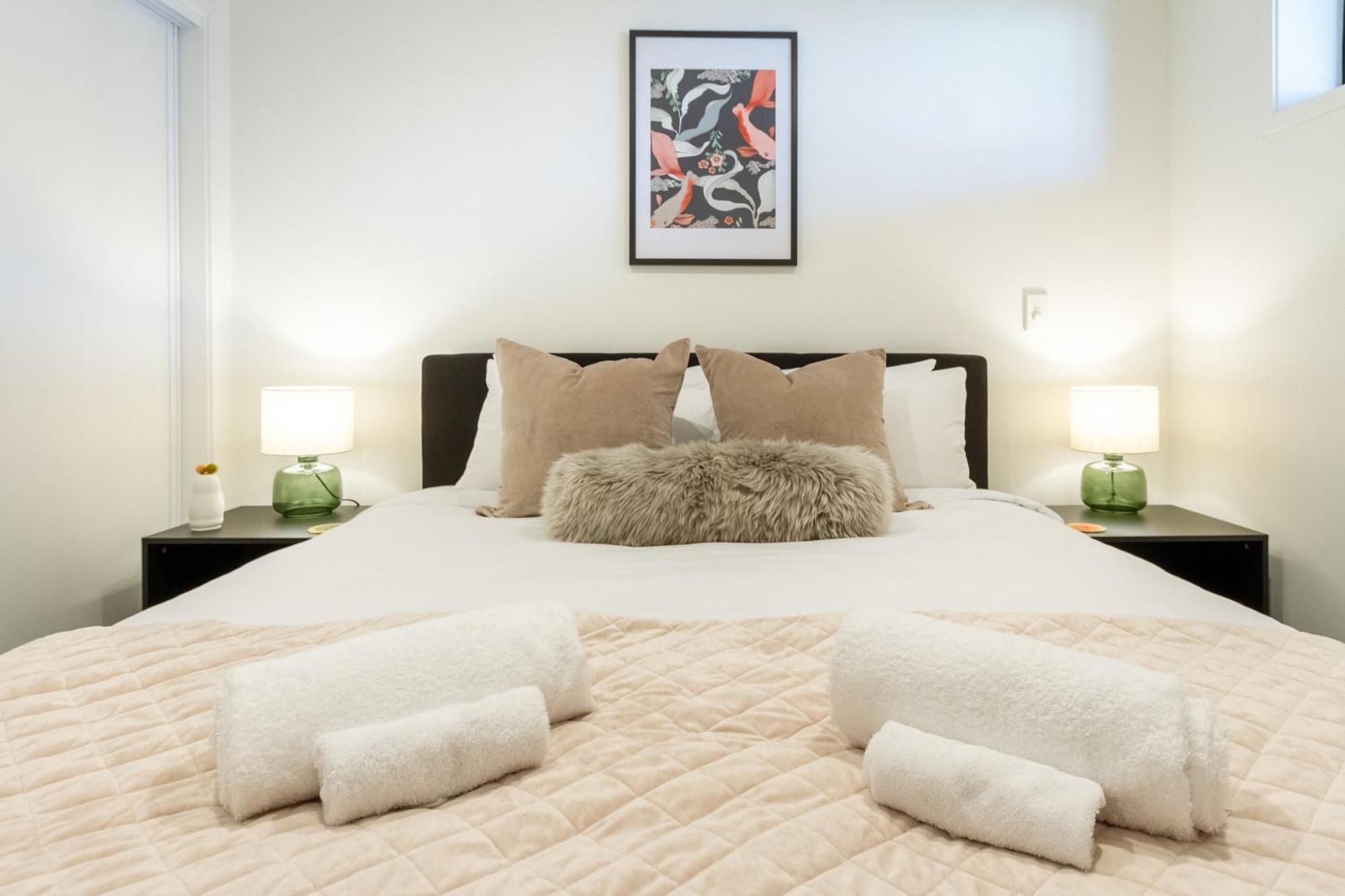 Cozy 1-Bed Apartment With Park Views, Sleeps 4 Christchurch Bagian luar foto