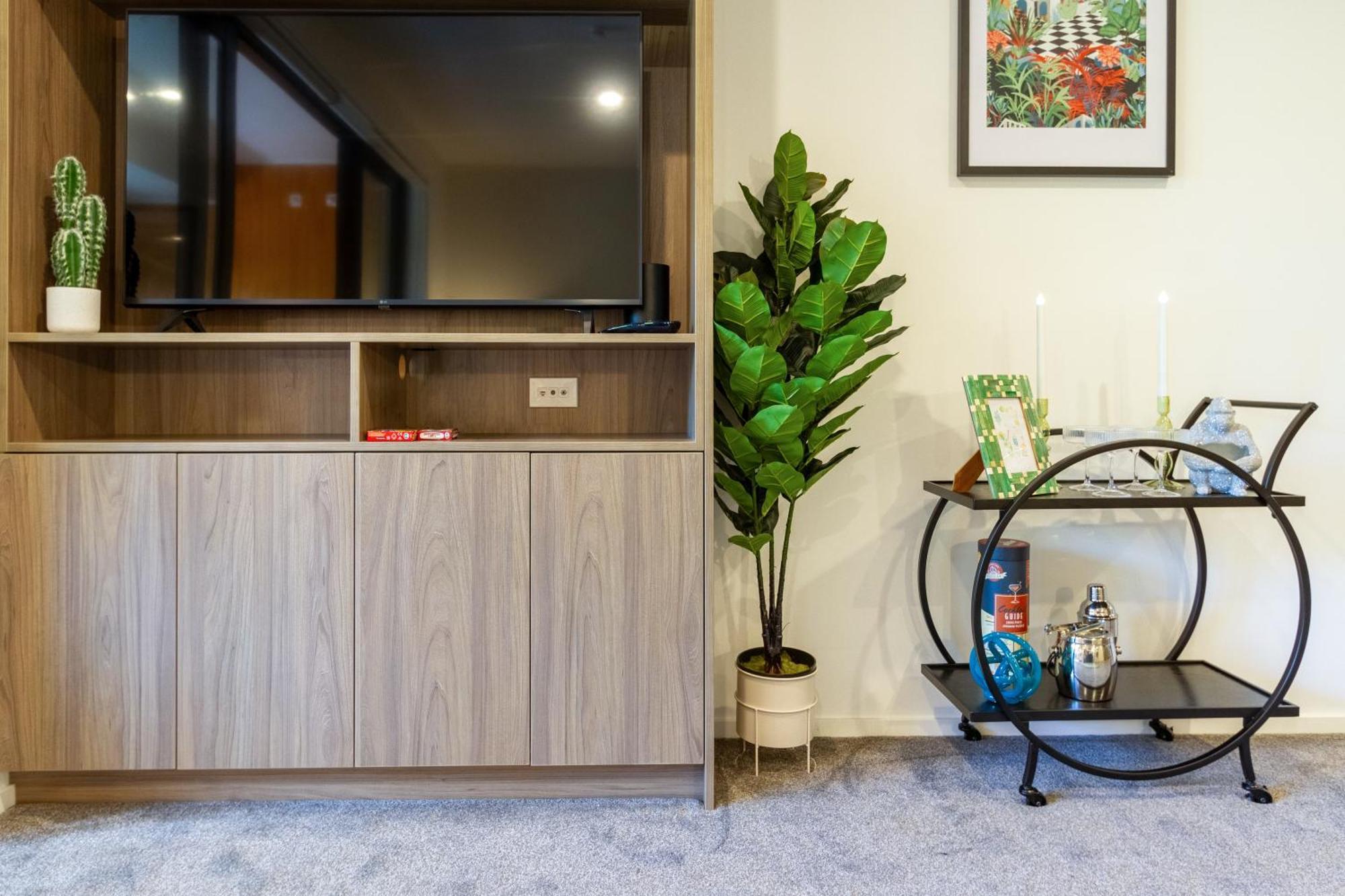 Cozy 1-Bed Apartment With Park Views, Sleeps 4 Christchurch Bagian luar foto