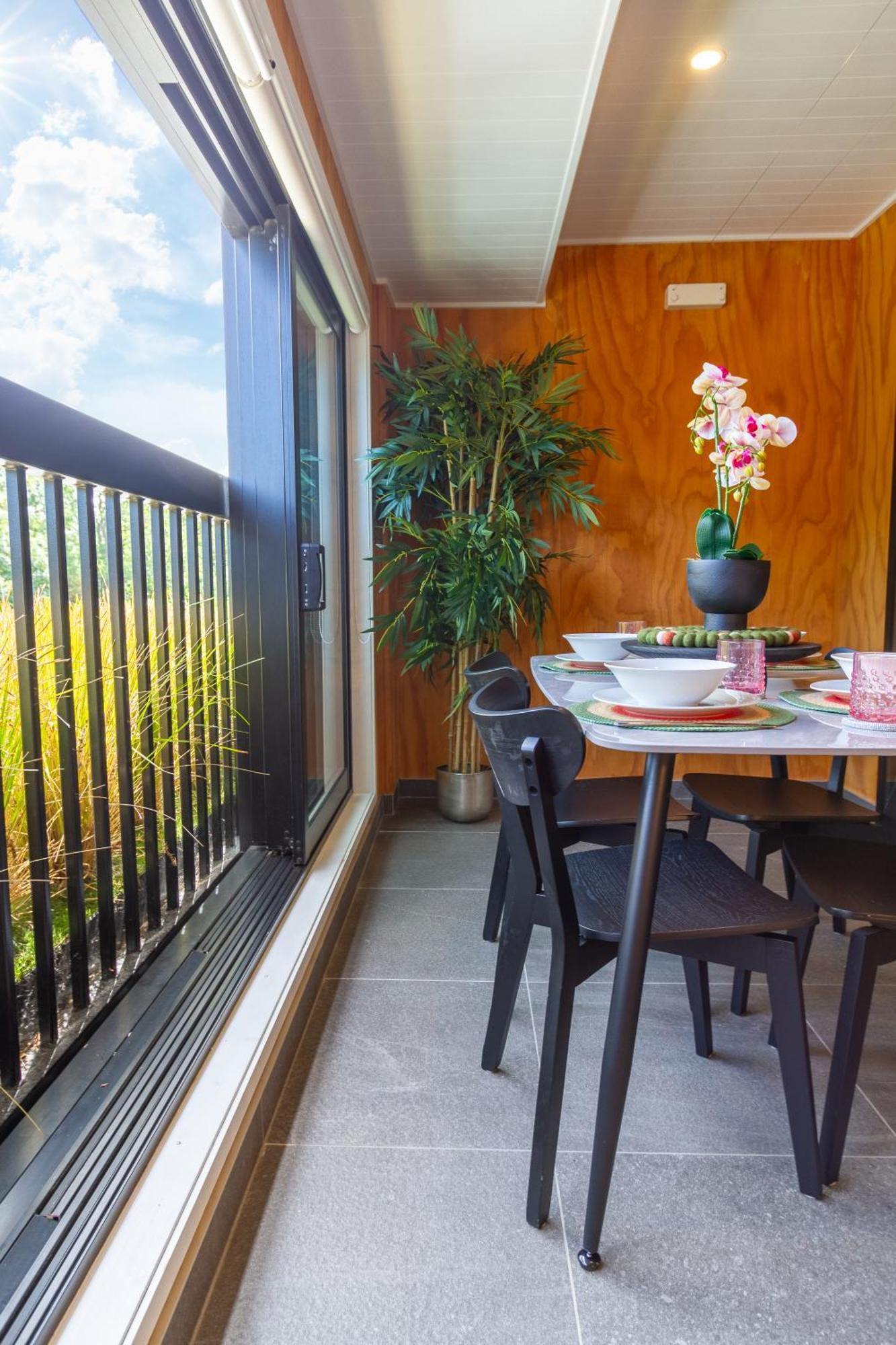 Cozy 1-Bed Apartment With Park Views, Sleeps 4 Christchurch Bagian luar foto