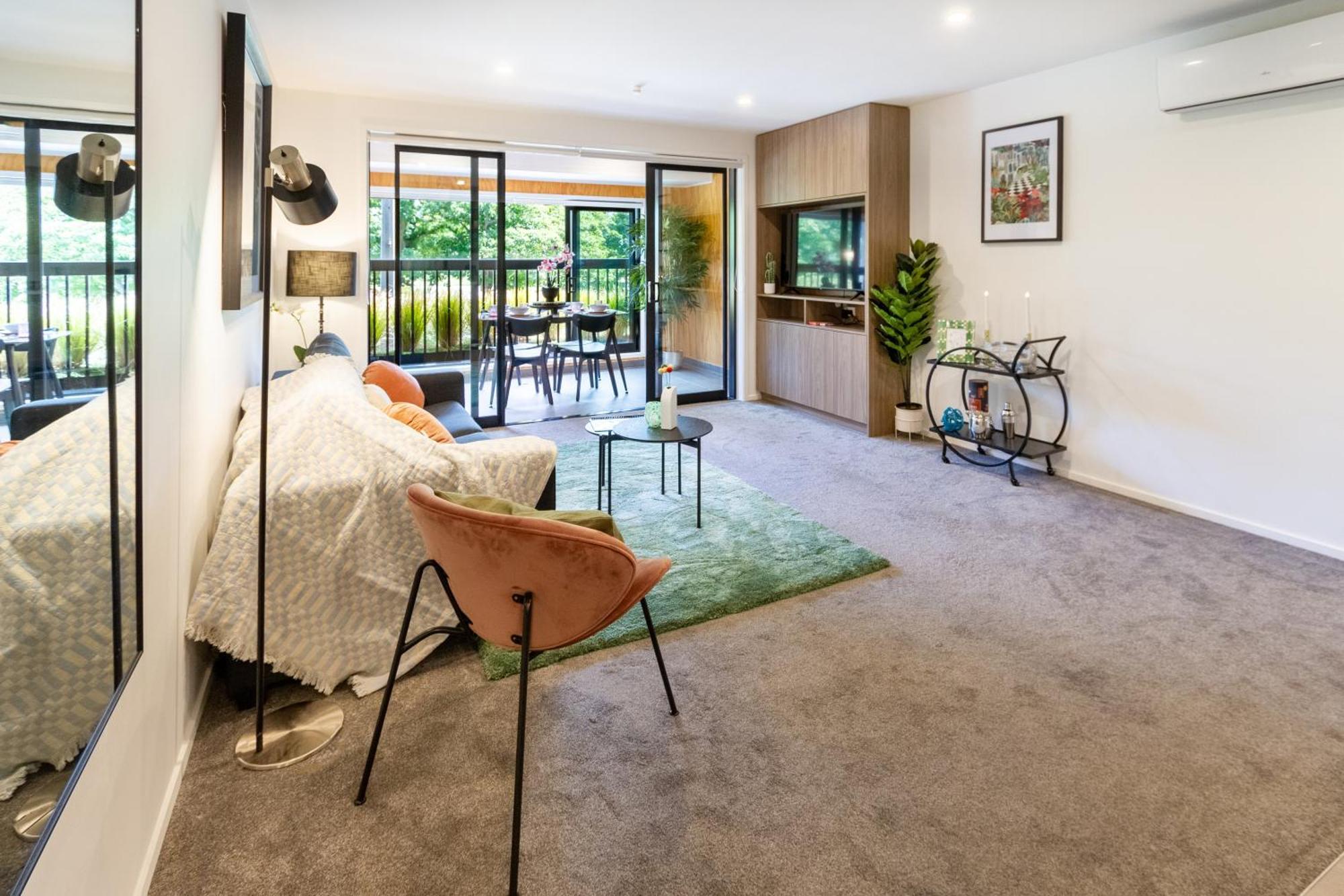 Cozy 1-Bed Apartment With Park Views, Sleeps 4 Christchurch Bagian luar foto