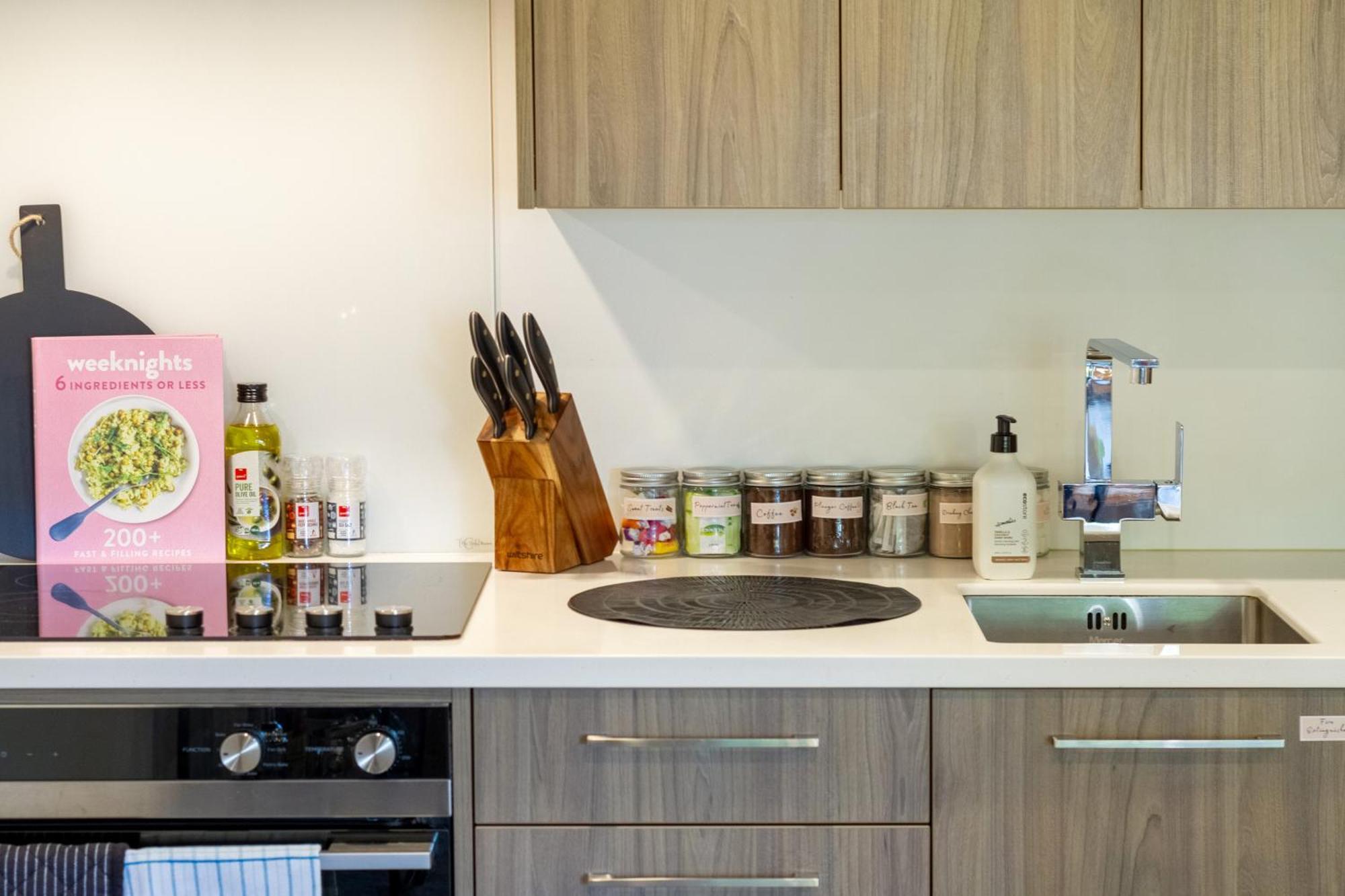 Cozy 1-Bed Apartment With Park Views, Sleeps 4 Christchurch Bagian luar foto
