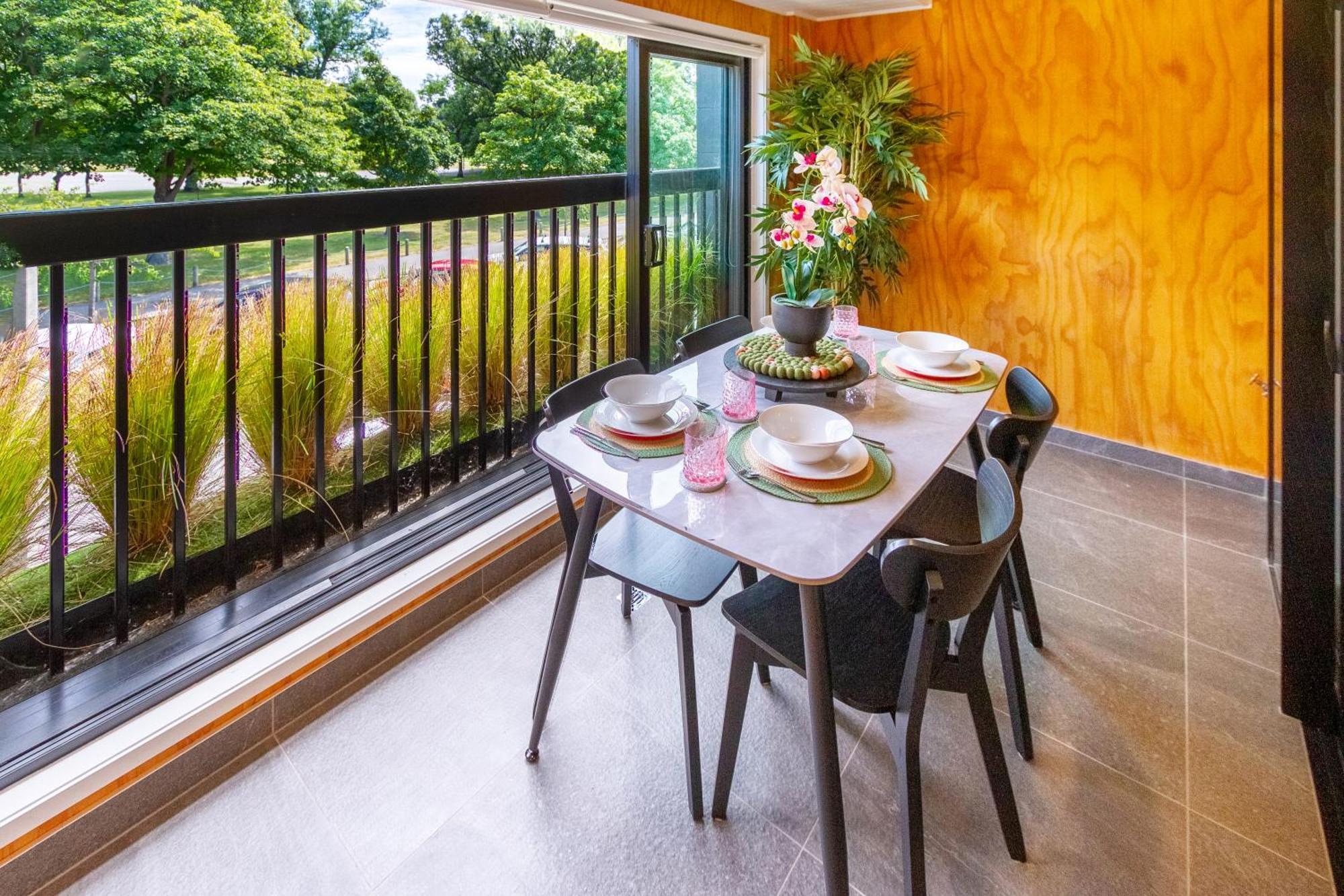 Cozy 1-Bed Apartment With Park Views, Sleeps 4 Christchurch Bagian luar foto