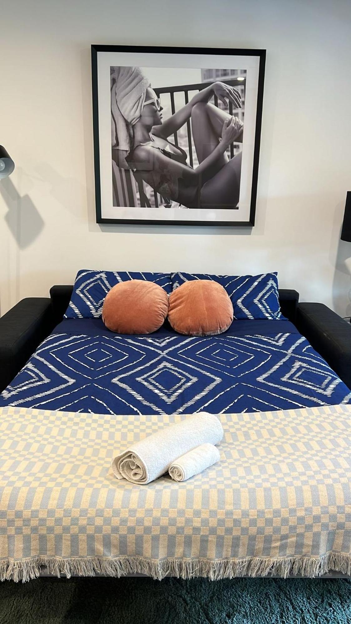 Cozy 1-Bed Apartment With Park Views, Sleeps 4 Christchurch Bagian luar foto